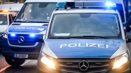 Polizei hält Zusammenhang für möglich: Unbekannte verfärben Wasser im Berliner Neptunbrunnen – mehrere Banken beschmiert