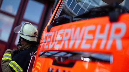 Per Rettungshubschrauber ins Krankenhaus: Feuerwehr rettet Schwerverletzten aus Wohnung in Berlin