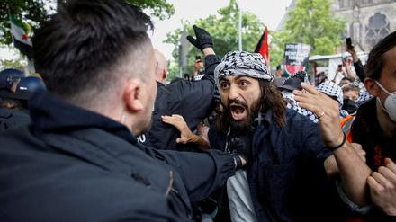 Israelhasser treten Polizisten nieder: Eine Szene entlarvt sich selbst