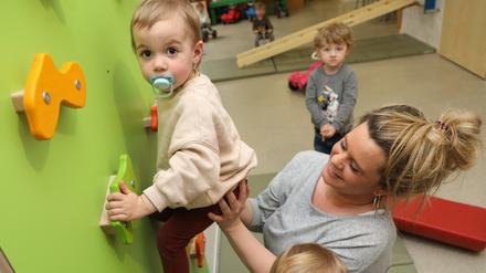 Wenn zu Hause Fernsehen und PC locken  : Der Kita-Alltag braucht mehr Bewegung – das hilft bei Motorik und Spracherwerb