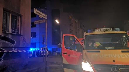 Messerangriff auf Beamten in Berlin: Polizist vor Neuköllner Wache in Hals gestochen – Not-OP