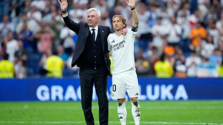 Real Madrid: Umarmung mit Kroos: Bewegender Bernabéu-Abschied für Modrić