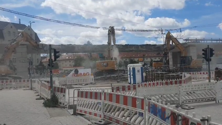 Video zeigt Knabberer bei der Arbeit: Abriss der maroden Brücke an der Berliner Wuhlheide läuft