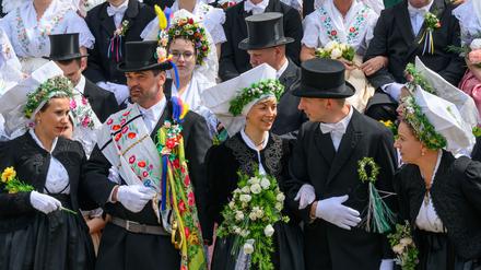 Brauchtum: Lausitz-Dorf feiert bei sorbischem Hochzeitszug