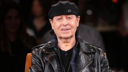Rockstar fragt nach Nasszellen: Scorpions-S&auml;nger Klaus Meine singt sich im Duschraum warm