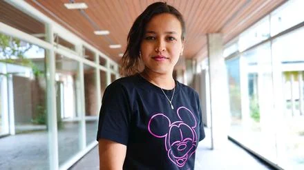 „Ist die Gesellschaft sprachlos, kommen wir mit vielen Sprachen“: Tahera Rezaie war in Afghanistan im Untergrund – jetzt spielt die Schauspielerin in Berlin