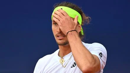 Bei Anreise zu den French Open: Blitzeinschlag zwingt Zverev-Flieger zu Notlandung