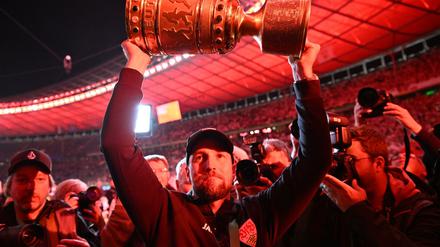 VfB-Partynacht nach Pokalsieg: Selbst mit DFB-Pokal: Hoene&szlig; zweifelt an Berghain-Zutritt