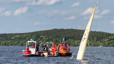 Segeljacht auf Havel gesunken: Bootsunfall: Wasserwacht rettet Person vor dem Ertrinken