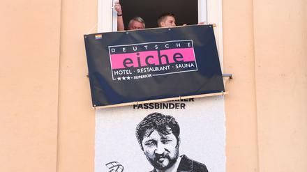 &bdquo;Deutsche Eiche&ldquo;: Neue Gedenktafel f&uuml;r Fassbinder in M&uuml;nchen