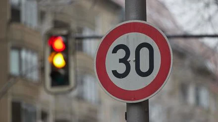 &bdquo;Kein Flickenteppich mehr&ldquo; bei Berlins L&auml;rmschutz: Verkehrssenatorin Bonde will einheitliches Konzept mit Tempo-30-Zonen