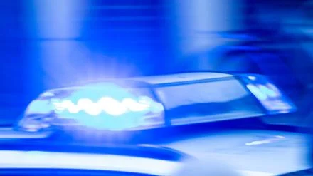 Bargeld und Bauchtasche gefordert: Mann bedroht Fahrer in Berlin mit Messer und flüchtet
