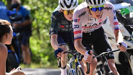 Rad-Rundfahrt: Pogacar setzt Zeichen: Sprintsieg gegen Vingegaard