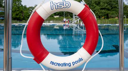 Berliner Polizei schickt Hundertschaft: Eine Festnahme im &uuml;berf&uuml;llten Sommerbad Wilmersdorf