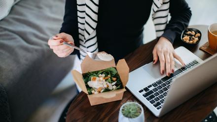 Gesund essen trotz Stress: Mit diesen vier Strategien klappt es