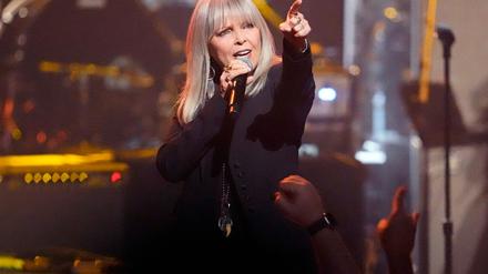 Leute: Pat Benatar rahmt legendäres T-Shirt ein