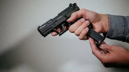 Streit in Berliner Supermarkt: Mann schießt Kontrahenten mehrfach mit Schreckschusswaffe ins Gesicht