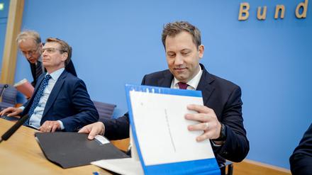 Finanzen: Hohe Schulden, viel Geld fürs Militär: Kabinett billigt Etat