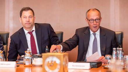 Hohe Schulden für Verteidigung: Schwarz-Rot beschließt Haushaltspläne für 2025 und 2026