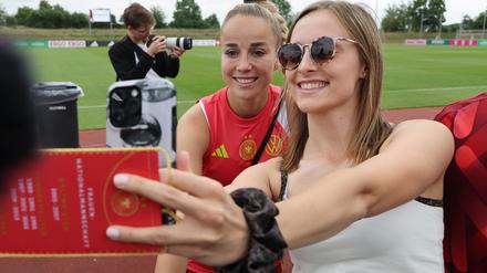 Turnier der Fu&szlig;ballerinnen: Teuer, aber ganz nah: Schweiz lockt deutsche EM-Fans