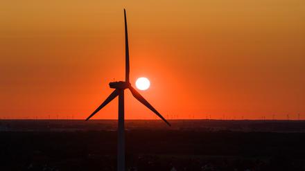 Klingbeil verspricht Preissenkungen: Energie soll ab Januar günstiger werden