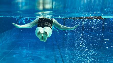 Schwindel nach dem Schwimmen: Woher das Unwohlsein nach dem Baden kommt und was dagegen hilft
