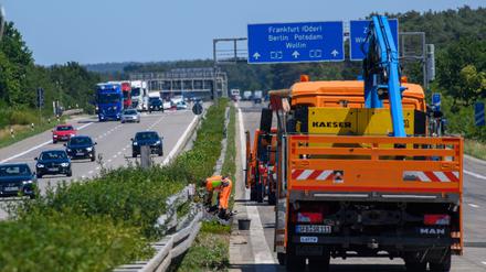 Verkehr: Nach Tanklaster-Unfall: A2 Richtung Berlin bleibt gesperrt