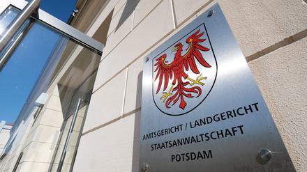 Kehle durchgeschnitten: Mordprozess gegen 23-J&auml;hrigen beginnt in Potsdam