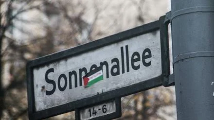 Polizeieinsatz in Berlin-Neukölln: Männer bewerfen sich in der Sonnenallee mit Glasflaschen und Stühlen