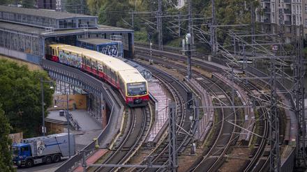 Feuerwehreinsatz an der Jannowitzbrücke: Verspätungen und Ausfälle auf der Berliner Stadtbahn
