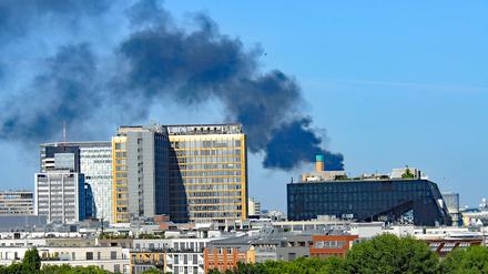 Rauchsäule über Berlin: Brand auf Dach eines Hochhauses in der Kurfürstenstraße gelöscht