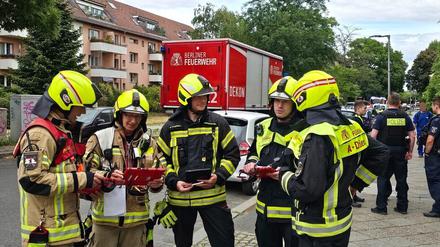 Feuerwehr mit Schutzanzügen: Giftiges Ammoniak in Berlin-Neukölln entwichen