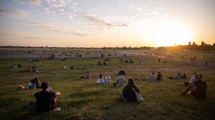 Früherer Flughafen Tempelhof: Umfrage: Mehrheit für Randbebauung des Tempelhofer Felds