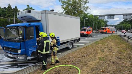 Ausfahrt der A111 gesperrt: Feuerwehr l&ouml;scht brennenden Lkw in Berlin-Tegel