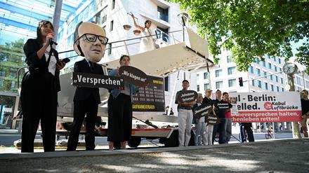 „Durch Aufnahmebescheid rechtlich gebunden“: Bundesregierung muss afghanischer Familie Visa erteilen