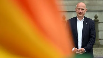Senat und Bezirke setzen Zeichen: Berlins Regierender Bürgermeister hisst Regenbogenflagge vor dem Roten Rathaus