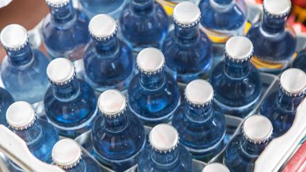 Studie findet überraschende Ursache: Mehr Mikroplastik in Glasflaschen als in Plastikflaschen