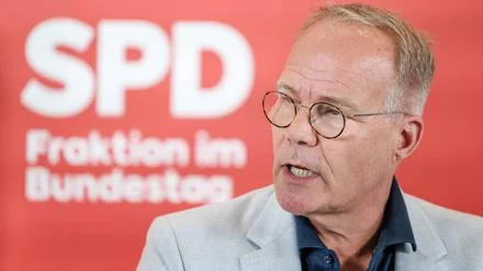 SPD weiter „uneingeschränkt“ hinter Kandidatin: Fraktionschef Miersch ruft Union zum Austausch mit Brosius-Gersdorf auf