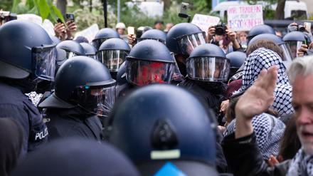 Nach Gewaltattacke bei „Nakba 77“-Demo: Berliner Polizei durchsucht Wohnungen von Palästina-Aktivisten