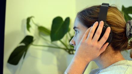 Streaming-Studie: Umfrage: Sehr viele Menschen tragen auch daheim Kopfh&ouml;rer