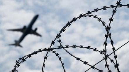 Bebauungsplan beschlossen: Gemeinde stimmt für Asylzentrum am Berliner Flughafen