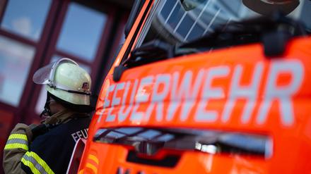 Dutzende Feuerwehrkräfte im Einsatz: Person rettet sich in Berlin-Spandau aus brennendem Einfamilienhaus