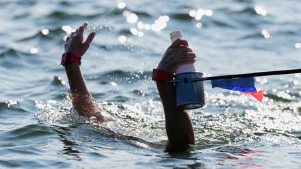 Schwimm-WM in Singapur: Völlig entkräftet im Wasser: Hitze prägt Freiwasserrennen