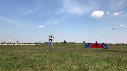 Kitesurfen in Berlin: Auf dem Tempelhofer Feld lässt sich auch ohne Wasser surfen