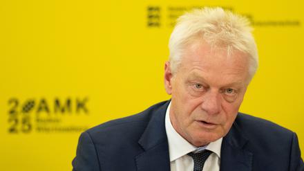 Forderung nach Herausgabe von Kontrollberichten : Agrarminister Rainer meldet eigene Metzgerei ab – Foodwatch zieht vor Gericht