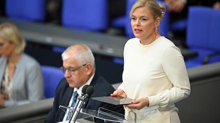 Ansteck-Blume offenbar nicht erlaubt: Srebrenica-Überlebende im Bundestag fühlten sich wegen Klöckners Regeln drangsaliert