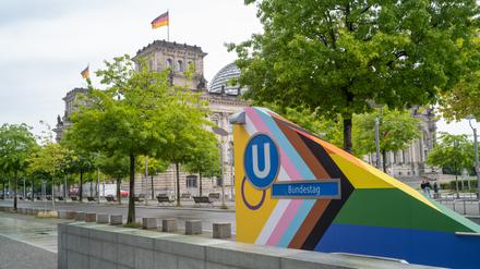 Pünktlich zum CSD in Berlin : BVG verziert U-Bahnhof Bundestag mit Pride-Flagge