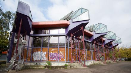 Gebäudeabriss, aber Erhalt des Sprungturms: Machbarkeitsstudie für Areal des DDR-Erlebnisbads SEZ ist vergeben