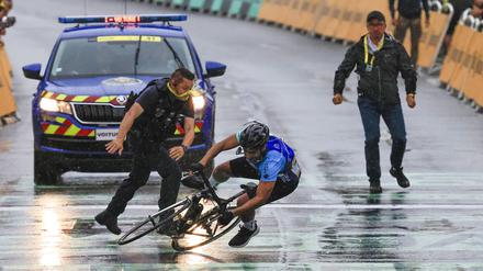 Mit Fahrrad im Zielbereich: Sicherheitskräfte stoppen Mann bei Tour de France
