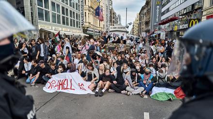 Mehr als 20 Festnahmen und Verletzte: Berliner Polizei löst Palästina-Protest am Checkpoint Charlie auf